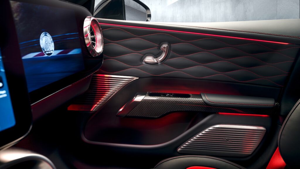 Las líneas rojos de la puerta y el centro de control realzan el carácter deportivo del nuevo Mercedes Coupé. Factor Automotor