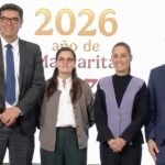 (De izq. a der) Guillermo Rosales, presidente de la AMDA; Rogelio Arzate, presidente de la ANPACT; Ximena Escobedo, de la SE; la presidenta Claudia Sheinbaum; Augusto Ramos, presidente de la CANACAR, y Virginia Olalde, directora de CANAPAT, durante la presentación del Programa de Atención Inmediata para la Protección de Vehículos Pesados. 