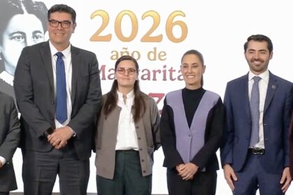 (De izq. a der) Guillermo Rosales, presidente de la AMDA; Rogelio Arzate, presidente de la ANPACT; Ximena Escobedo, de la SE; la presidenta Claudia Sheinbaum; Augusto Ramos, presidente de la CANACAR, y Virginia Olalde, directora de CANAPAT, durante la presentación del Programa de Atención Inmediata para la Protección de Vehículos Pesados. 
