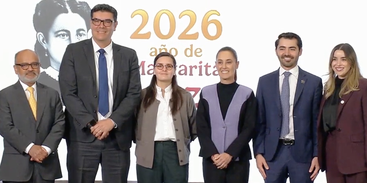 (De izq. a der) Guillermo Rosales, presidente de la AMDA; Rogelio Arzate, presidente de la ANPACT; Ximena Escobedo, de la SE; la presidenta Claudia Sheinbaum; Augusto Ramos, presidente de la CANACAR, y Virginia Olalde, directora de CANAPAT, durante la presentación del Programa de Atención Inmediata para la Protección de Vehículos Pesados. 