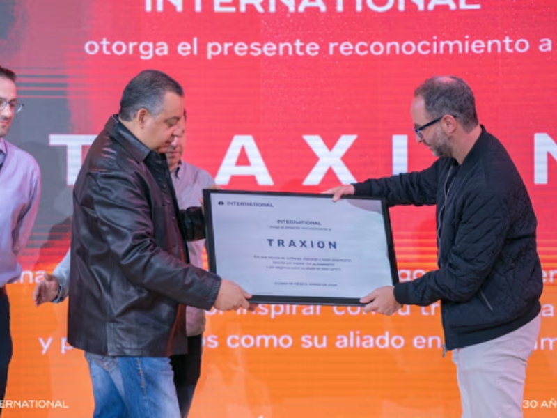 International reconoció a Traxión por mantener más de una década de colaboración con la marca