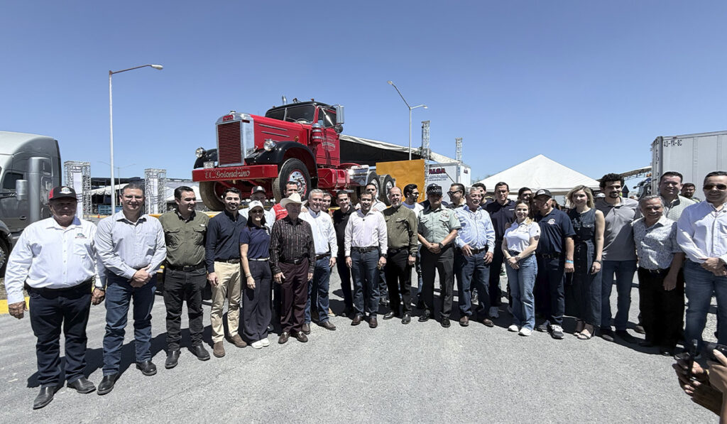 Grupo de participantes y autoridades del MT Allende 2026 junto a tractocamión clásico en exhibición