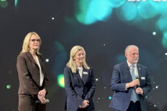 Anna Westerberg, presidenta de Volvo Buses, y Rafael Kisel, presidente de Volvo Buses México durante la Expoforo Movilidad 2026. Factor Automotor