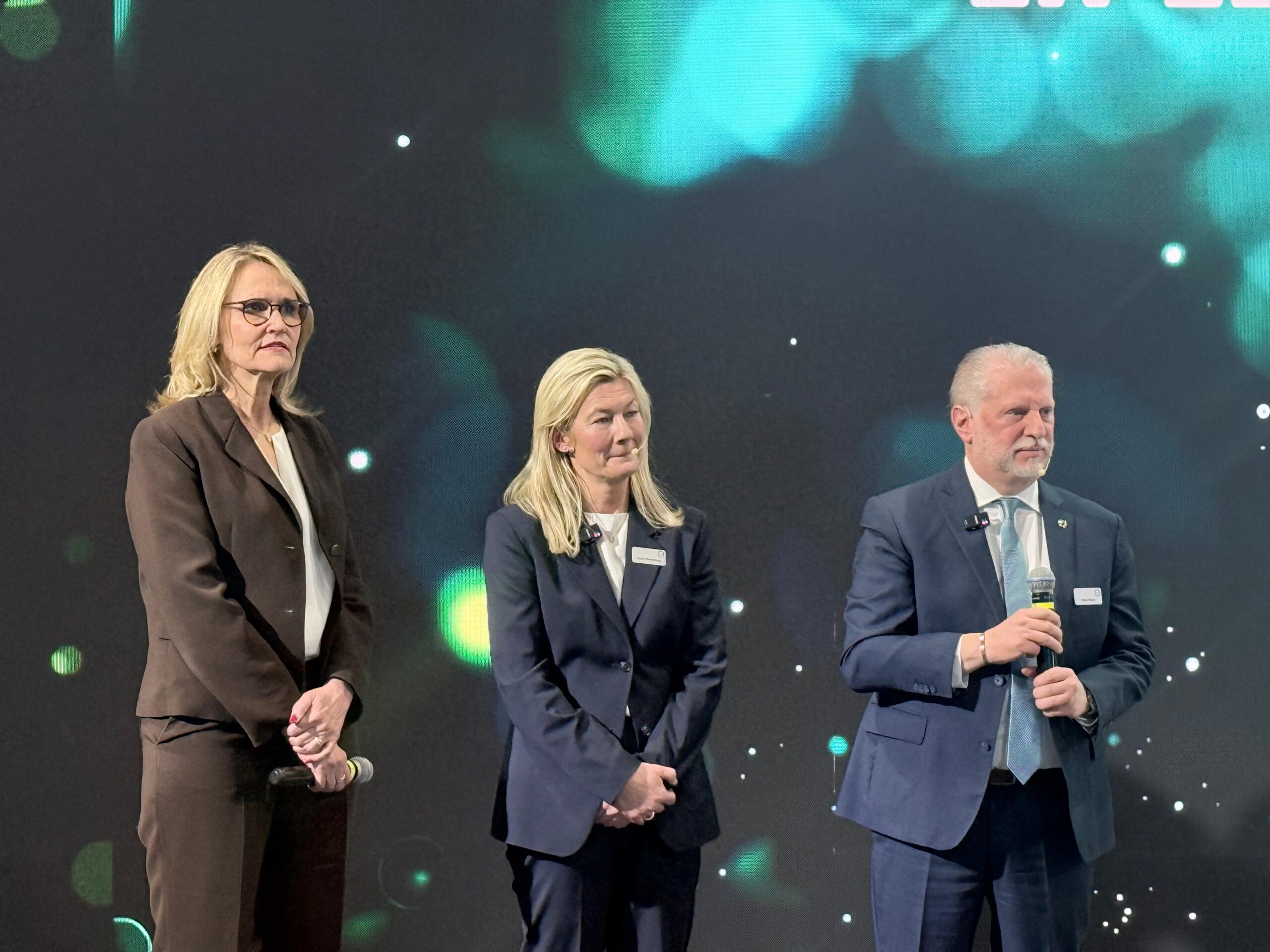 Anna Westerberg, presidenta de Volvo Buses, y Rafael Kisel, presidente de Volvo Buses México durante la Expoforo Movilidad 2026. Factor Automotor