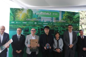 Representantes de empresas expositoras reciben el distintivo “ANPACT Sostenible” por implementar prácticas ambientales en sus stands durante Expo Transporte ANPACT 2025.