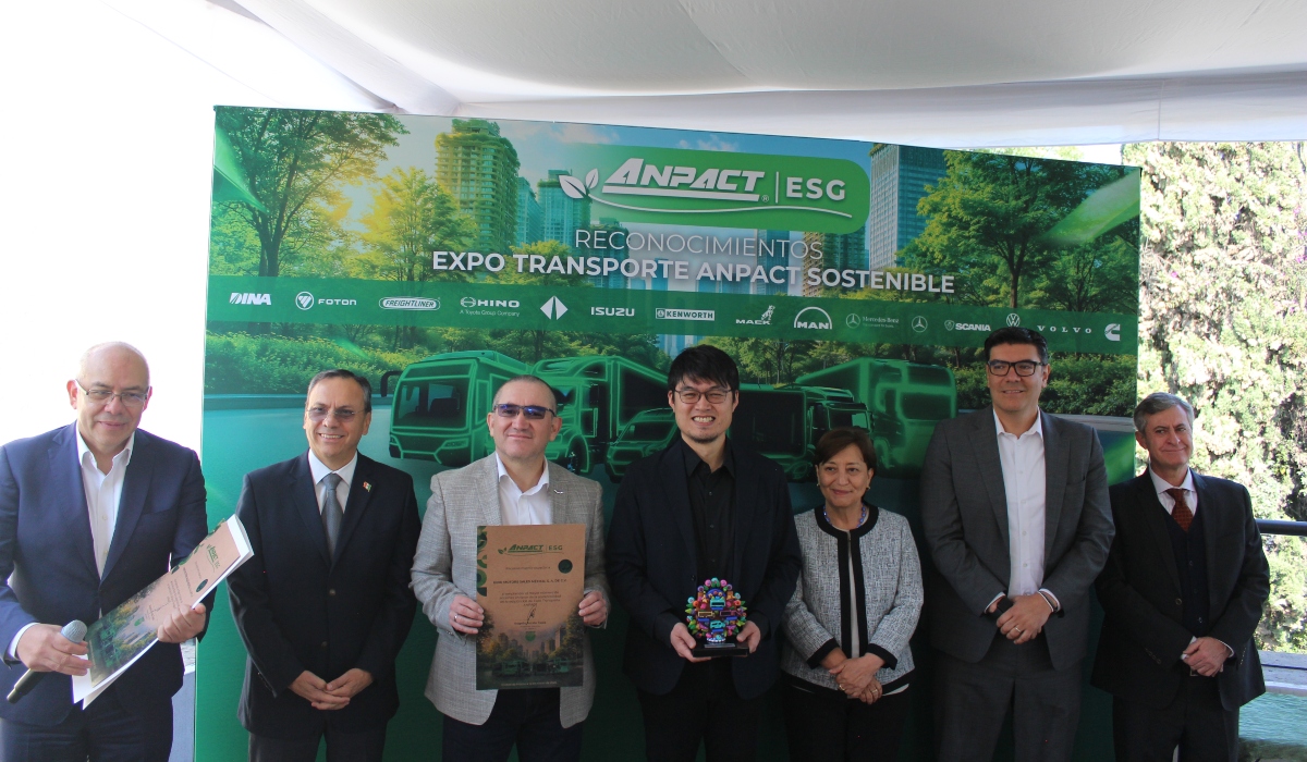 Representantes de empresas expositoras reciben el distintivo “ANPACT Sostenible” por implementar prácticas ambientales en sus stands durante Expo Transporte ANPACT 2025.