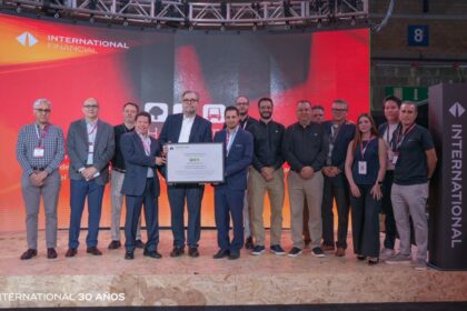 International Motors México presentó el modelo SC durante Expo Foro Movilidad 2026, una unidad diseñada para maximizar la rentabilidad en el transporte de pasajeros.