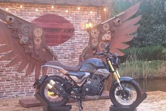 La nueva Firebird 300 apuesta por el estilo scrambler con un enfoque neo-retro que combina diseño y versatilidad.