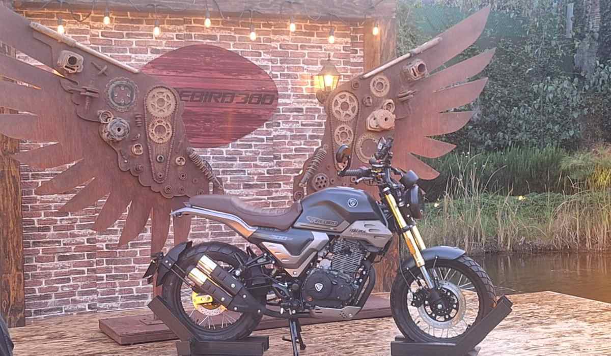 La nueva Firebird 300 apuesta por el estilo scrambler con un enfoque neo-retro que combina diseño y versatilidad.