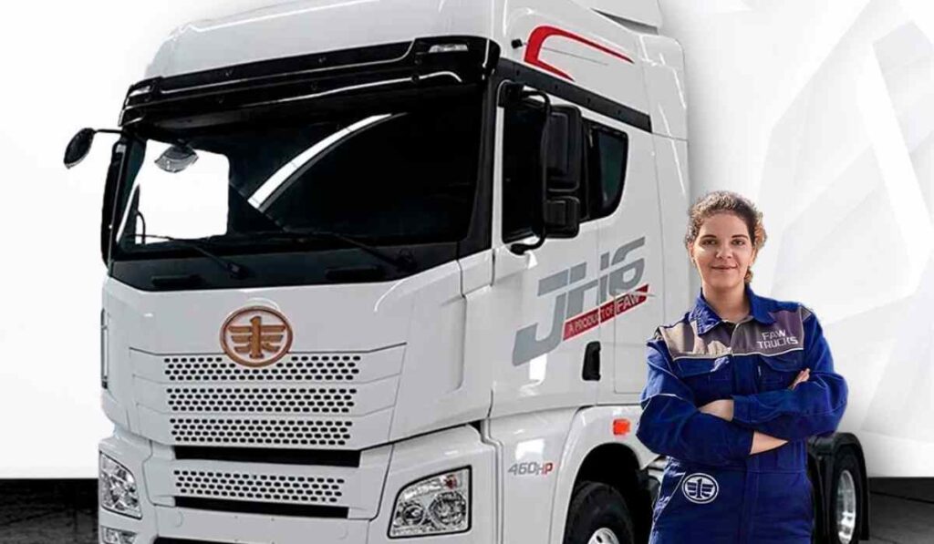 Cada vez más mujeres se integran al transporte de carga, un sector que busca nuevos talentos ante la escasez de operadores.
