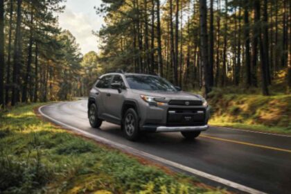 Toyota RAV4 HEV 2026 en exhibición — La nueva generación de la SUV híbrida, con diseño renovado y tecnología electrificada en todas sus versiones.