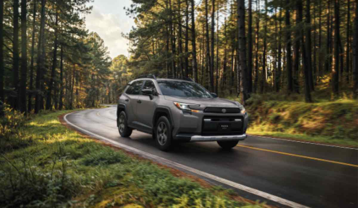 Toyota RAV4 HEV 2026 en exhibición — La nueva generación de la SUV híbrida, con diseño renovado y tecnología electrificada en todas sus versiones.