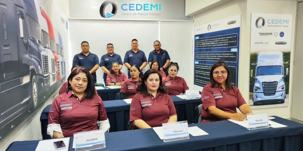Mujeres al Volante es impulsado por Daimler Truck, Tecnomotum y la red de distirbuidores ADAVEC en conjunto con la Asociación de Mujeres Operadoras.