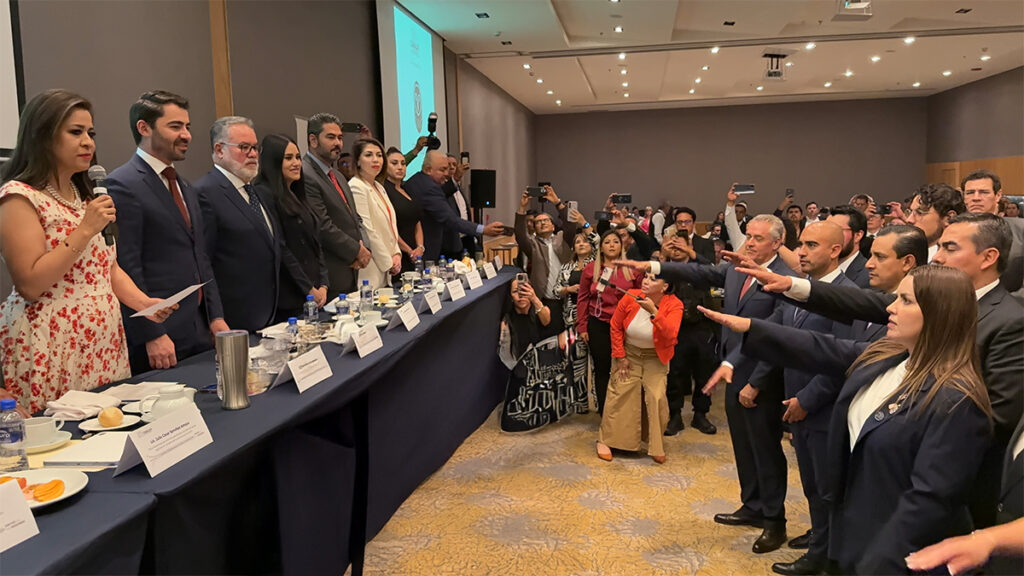 Paulina Muñoz Mortara durante la toma de protesta de la nueva mesa directiva de CANACAR Estado de México