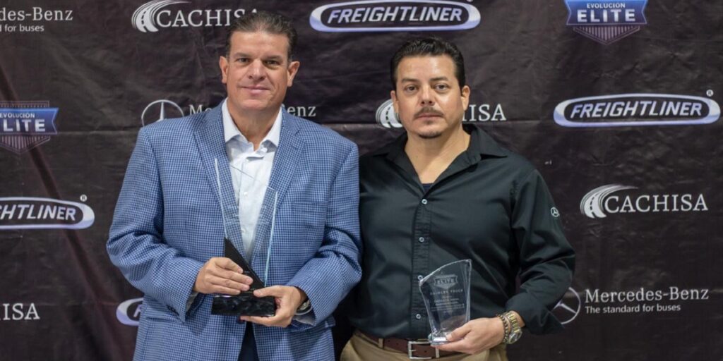 Al recibir la certificación, Daimler Truck avala las operaciones de CACHISA como distribuidor de camiones Freightliner y Mercedes-Benz. Factor Automotor