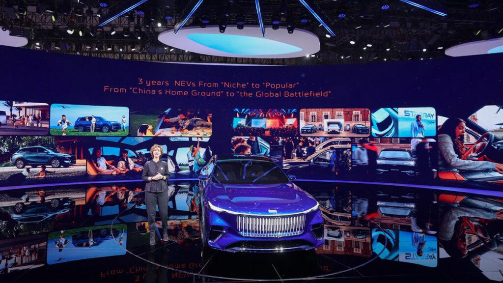 Geely Galaxy Light concept presentado en Auto China 2026 durante exhibición de tecnologías híbridas y electrificación