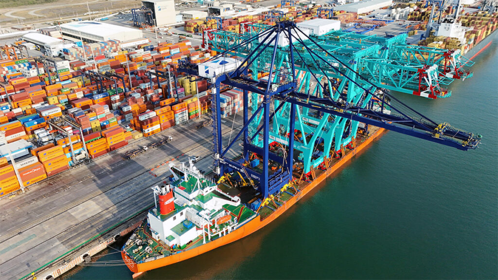 Hutchison Ports ICAVE inversión Veracruz terminal portuaria con grúas y contenedores en operación