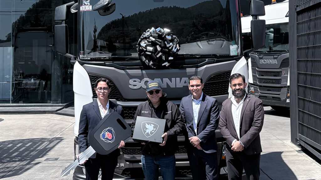 Entrega de tractocamión seminuevo Scania con Panamotors en México dentro del modelo de recompra y financiamiento para transportistas