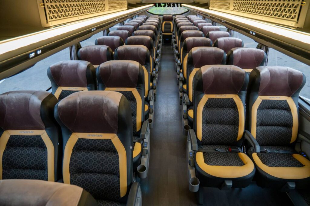 Tiene una capacidad para 80 pasajeros, lo que incrementa la oferta de plazas por viaje. Factor Automotor