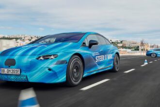 El sistema steer-by-wire permite mantener una espacio más amplio al interior y un volante más plano. Factor Automotor