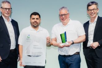 Thomas Kirchermeier, vicepresidente senior de gestión de la cadena de Suministro y Logística de Schaeﬄer AG, recibió el Premio de Logística de la VDA. Factor Automotor