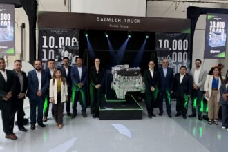 Directivos de Daimler Truck Planta Toluca encabezaron la conmemoración por la remanufactura del motor 10,000, destacando el papel estratégico de la operación en Norteamérica.