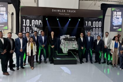 Directivos de Daimler Truck Planta Toluca encabezaron la conmemoración por la remanufactura del motor 10,000, destacando el papel estratégico de la operación en Norteamérica.