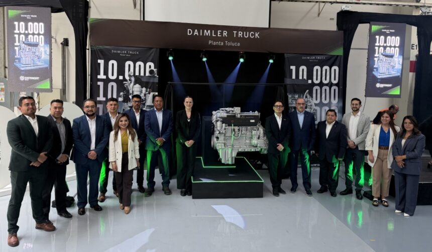 Directivos de Daimler Truck Planta Toluca encabezaron la conmemoración por la remanufactura del motor 10,000, destacando el papel estratégico de la operación en Norteamérica.