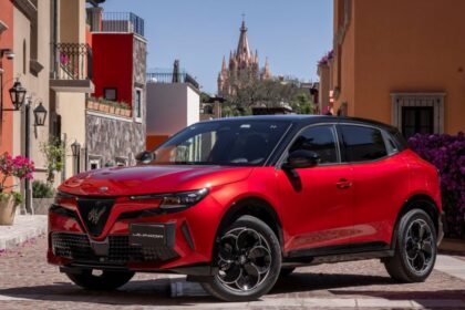 El nuevo Alfa Romeo Junior ofrece 145 caballos de fuerza, sistema híbrido de 48V y un rendimiento de hasta 20.7 km por litro.