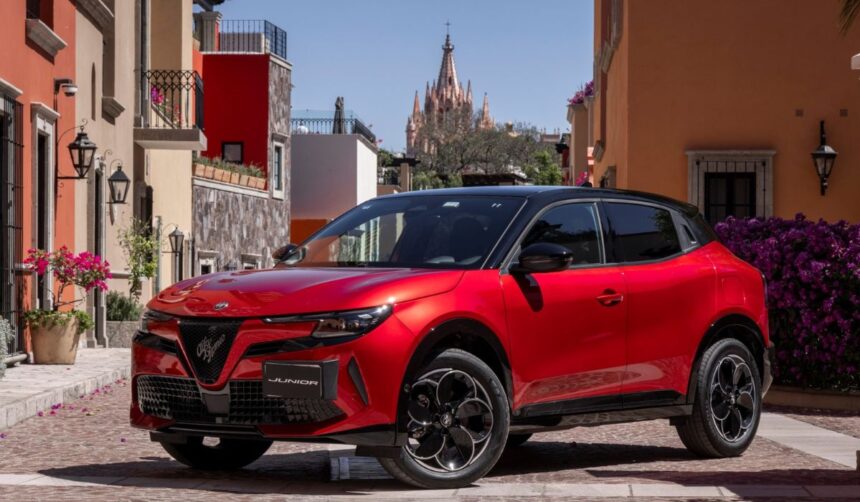 El nuevo Alfa Romeo Junior ofrece 145 caballos de fuerza, sistema híbrido de 48V y un rendimiento de hasta 20.7 km por litro.