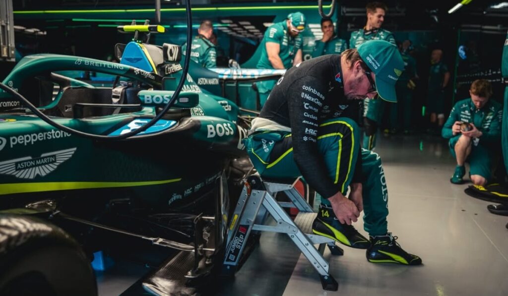 Monoplaza de Aston Martin Aramco Formula One Team cruza la meta en el Gran Premio de Japón.