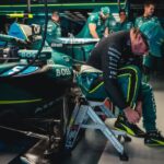 Monoplaza de Aston Martin Aramco Formula One Team cruza la meta en el Gran Premio de Japón.