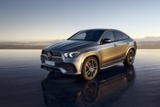 El GLE evoluciona: versiones electrificadas elevan el desempeño hasta cifras cercanas a los 500 hp en esta nueva etapa.