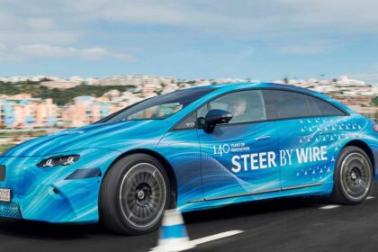 Mercedes-Benz introduce un nuevo sistema de dirección completamente electrónico.