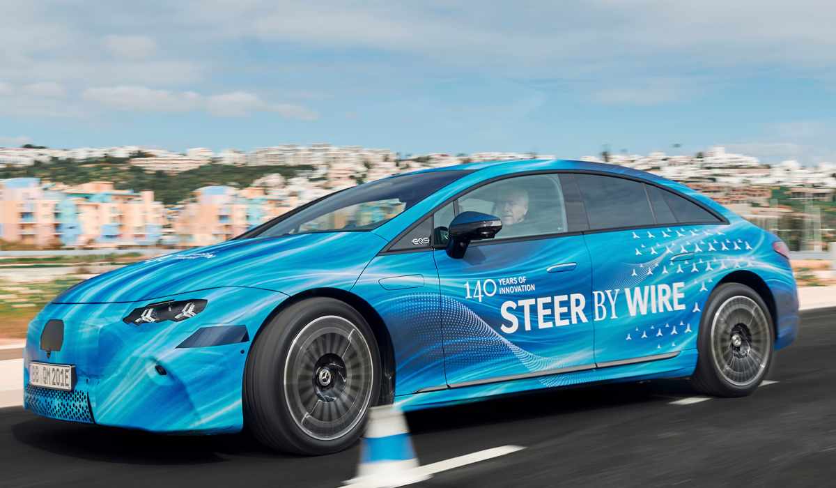 Mercedes-Benz introduce un nuevo sistema de dirección completamente electrónico.