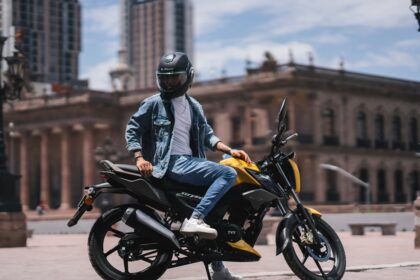 La motocicleta se consolida como una de las principales soluciones de movilidad urbana ante el tráfico y los altos costos de transporte en las ciudades.