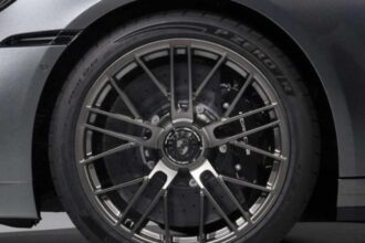 Pirelli desarrolla el P Zero R a la medida del Porsche 911 Turbo S, llevando el alto rendimiento a un nuevo nivel.
