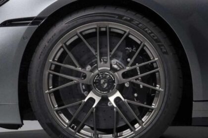 Pirelli desarrolla el P Zero R a la medida del Porsche 911 Turbo S, llevando el alto rendimiento a un nuevo nivel.