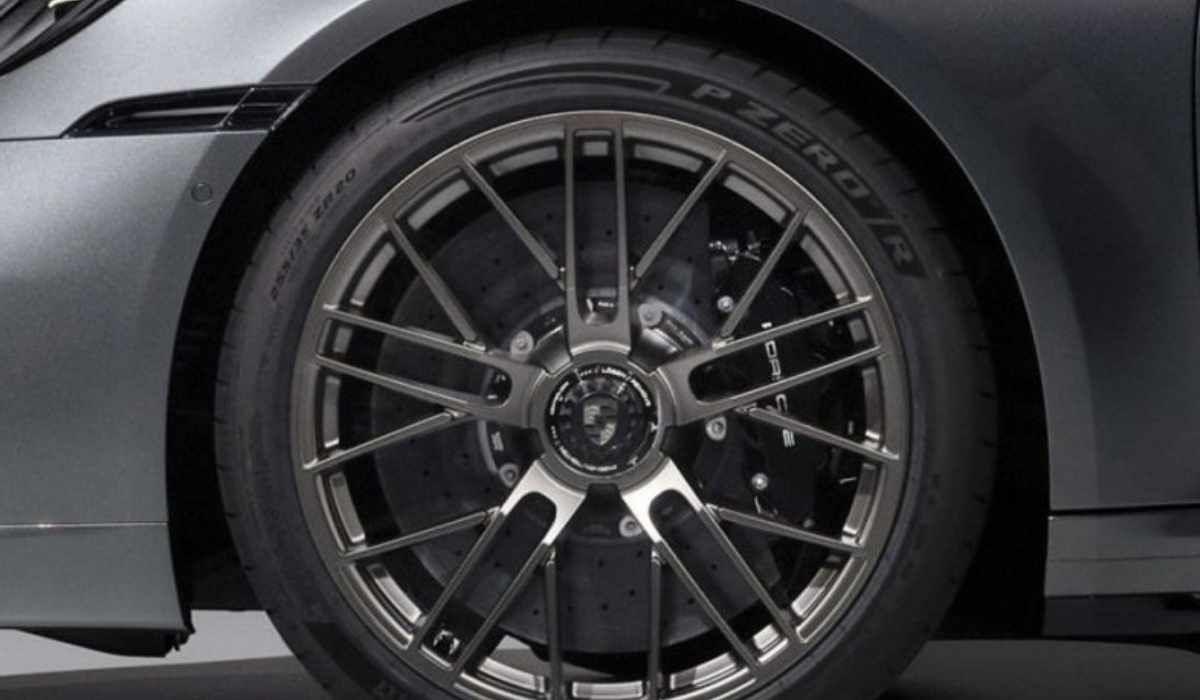 Pirelli desarrolla el P Zero R a la medida del Porsche 911 Turbo S, llevando el alto rendimiento a un nuevo nivel.