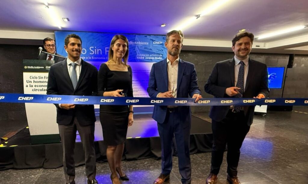 La obra del artista francés André-Jacques Bodin utiliza pallets azules de CHEP para representar el flujo continuo de materiales dentro de la economía circular.