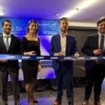 La obra del artista francés André-Jacques Bodin utiliza pallets azules de CHEP para representar el flujo continuo de materiales dentro de la economía circular.