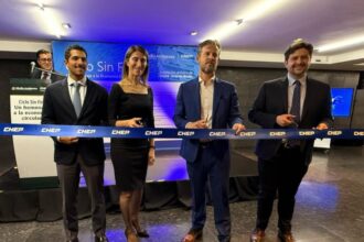 La obra del artista francés André-Jacques Bodin utiliza pallets azules de CHEP para representar el flujo continuo de materiales dentro de la economía circular.