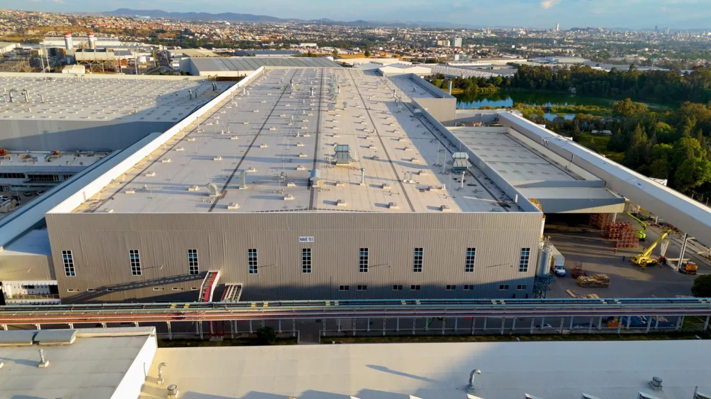 La planta de Volkswagen en Puebla es la primera que cuenta con una nave de pintura eléctrica automatizada. Factor Automotor