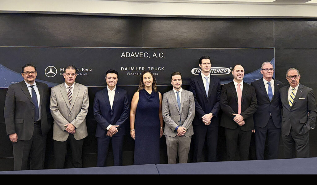 Alejandro Rivera Bretón toma protesta como presidente de ADAVEC 2026-2027 junto a directivos de Daimler Truck México y Consejo Directivo.