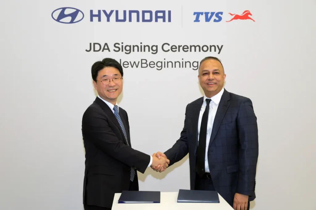 Joongsun Ko, vicepresidente senior de estrategia y planeación en Hyundai Motor Company, y Sharad Mishra, presidente de TVS Motor Company. Factor Automotor