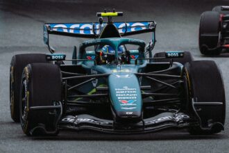 Fernando Alonso protagoniza un duelo intenso en la recta final en Miami.