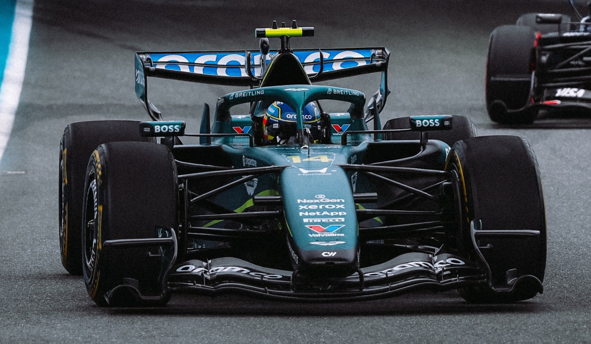 Fernando Alonso protagoniza un duelo intenso en la recta final en Miami.