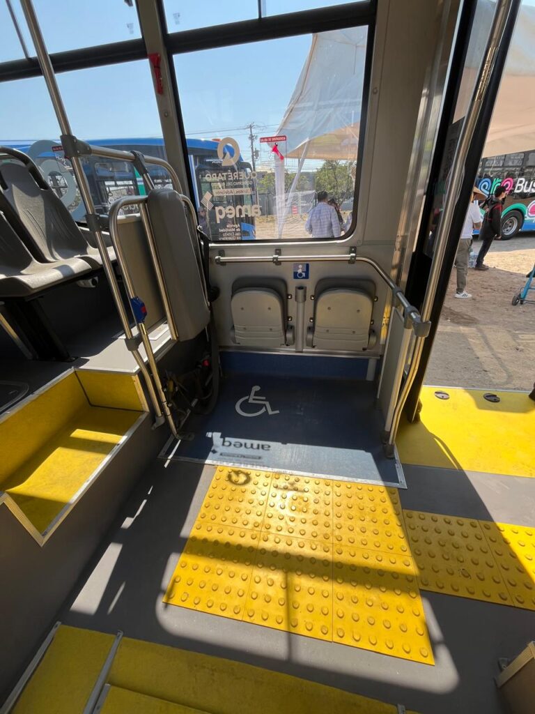 Los nuevos autobuses Mercedes Benz incorporan rampas de acceso inclusivo. 