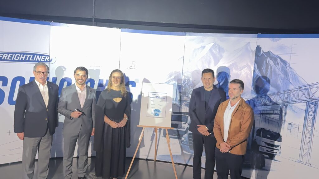 Directivos de Daimler Truck México, CANACAR y ADAVEC durante la firma del convenio Freightliner CANACAR 2026 en Monterrey para impulsar la renovación de flotas.