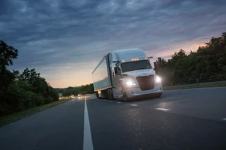El marketplace itinerante exhibe unidades y acerca la tecnología de la armadora a sus clientes reales. Factor Automotor